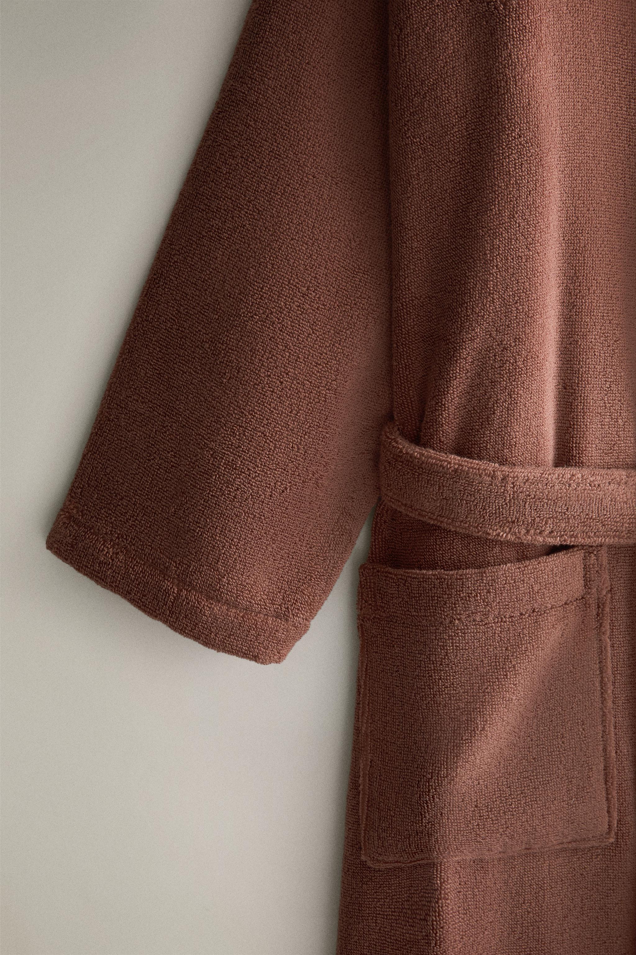 EXTRA SOFT HOODED BATHROBE (380 GXM²)